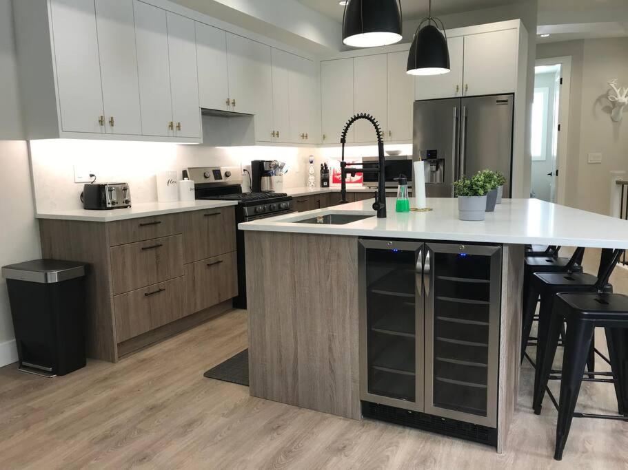 Premium Chalet w Hot Tub, Steam Shower, GENERATOR, 6BR 4BA Ski in Ski out