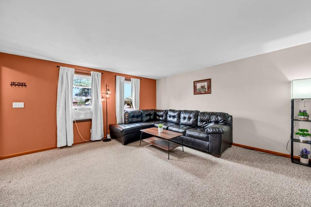 Cozy Duplex Near BUF International Airport view 4