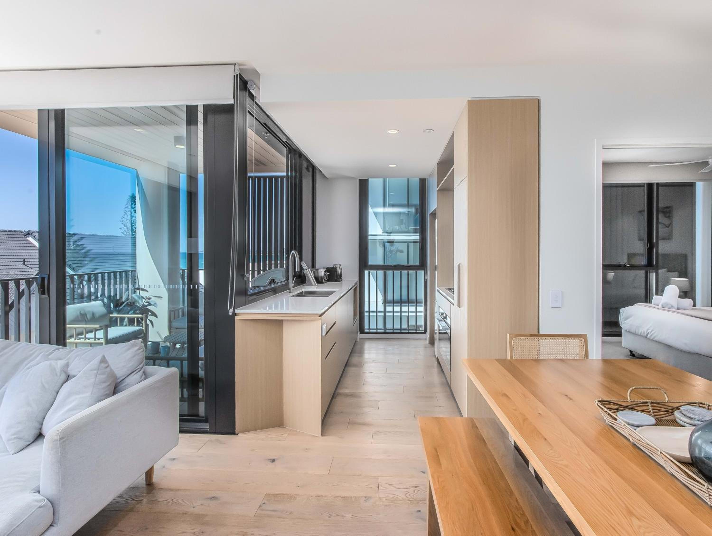 Hemingway Palm Beach - Premium Oceanview Apartments by Burleigh Letting