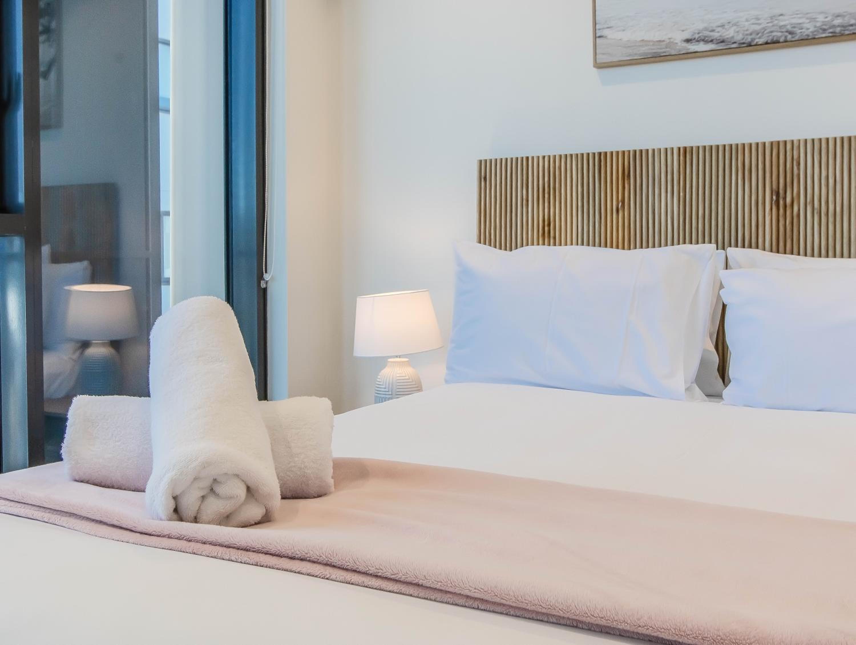 Hemingway Palm Beach - Premium Oceanview Apartments by Burleigh Letting