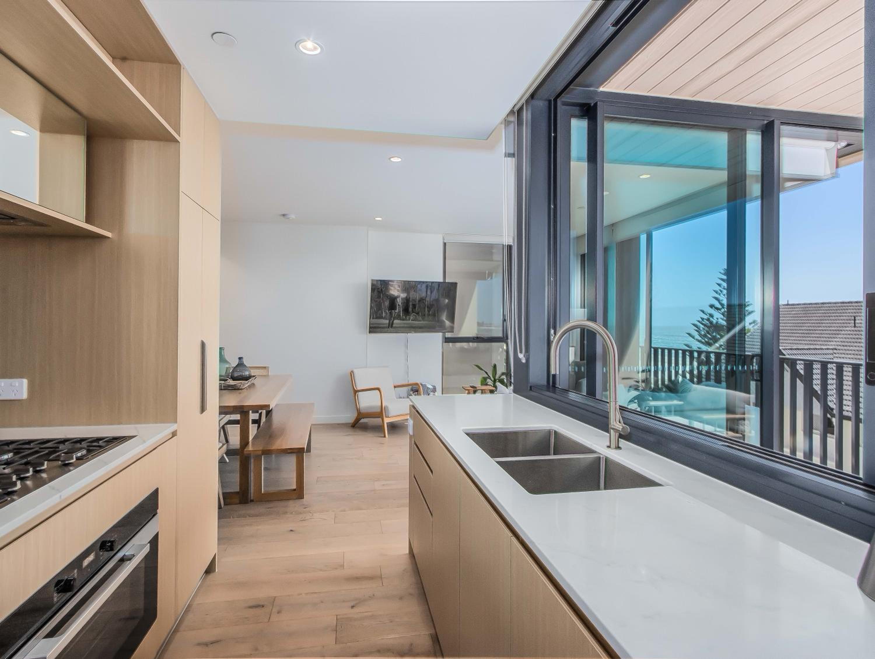 Hemingway Palm Beach - Premium Oceanview Apartments by Burleigh Letting