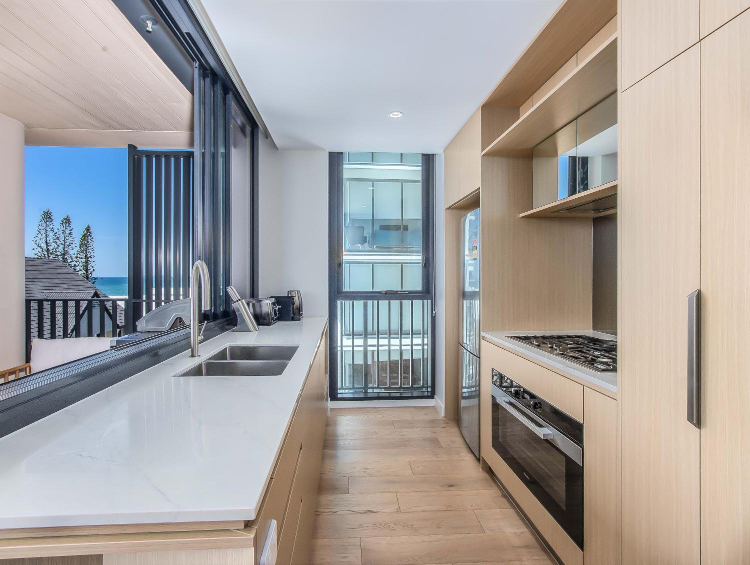 Hemingway Palm Beach - Premium Oceanview Apartments by Burleigh Letting