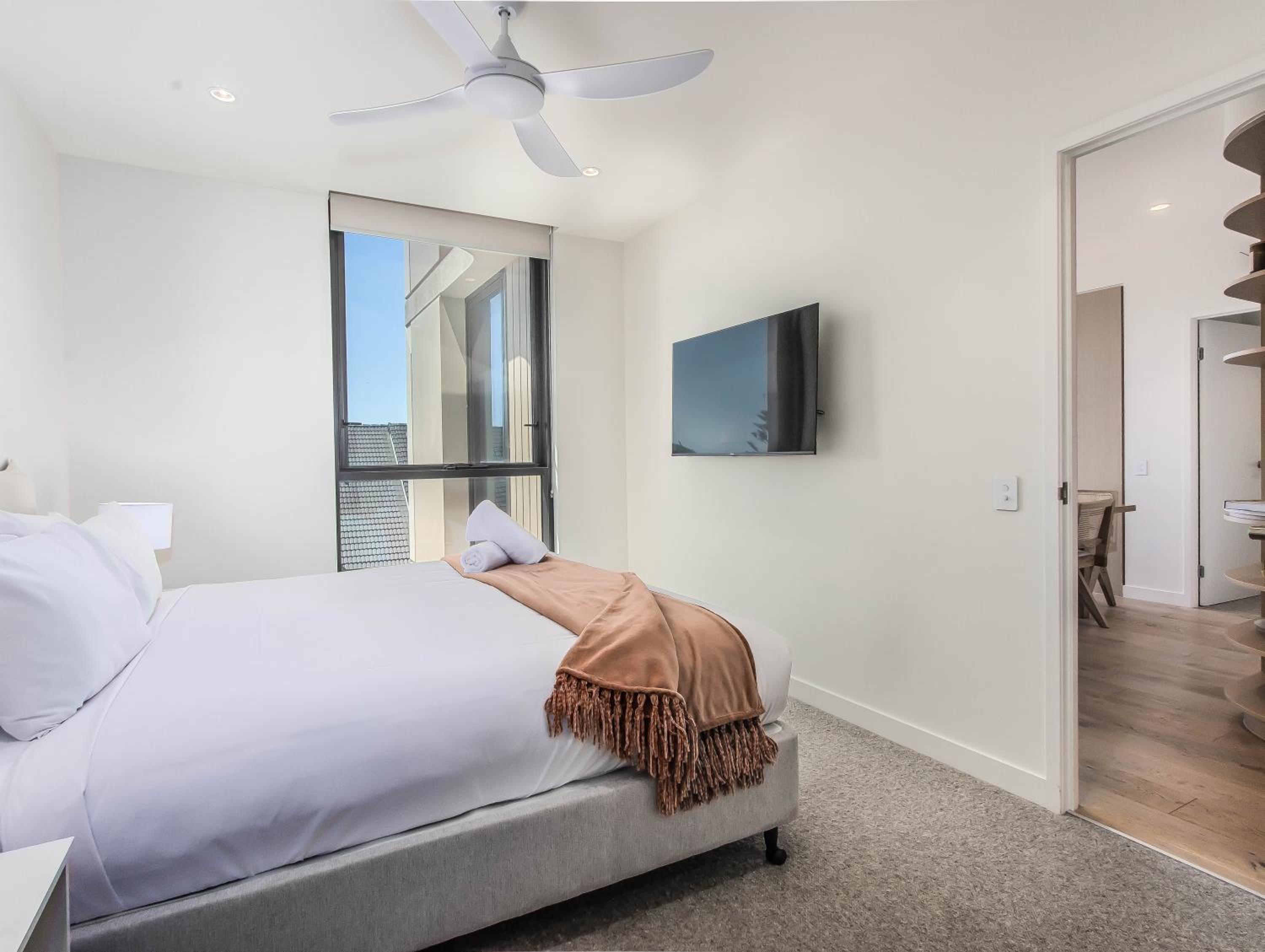 Hemingway Palm Beach - Premium Oceanview Apartments by Burleigh Letting