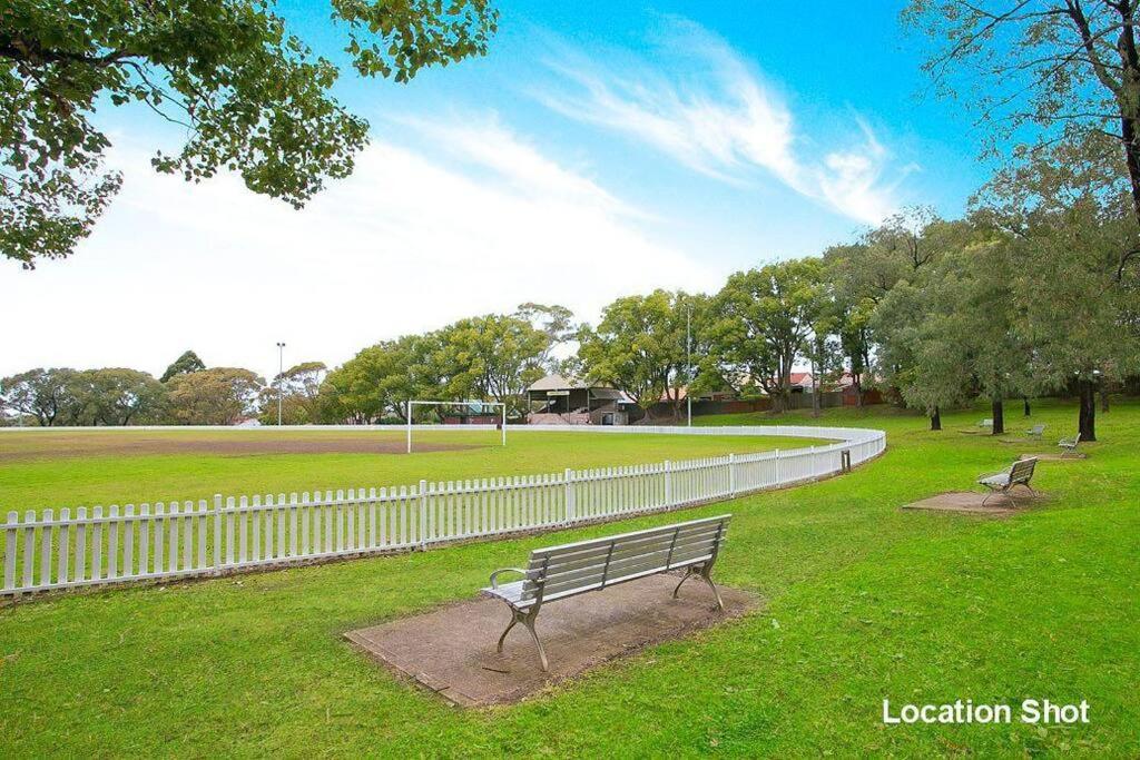 GLAD3 Gladesville Getaway Bright & Contemporary