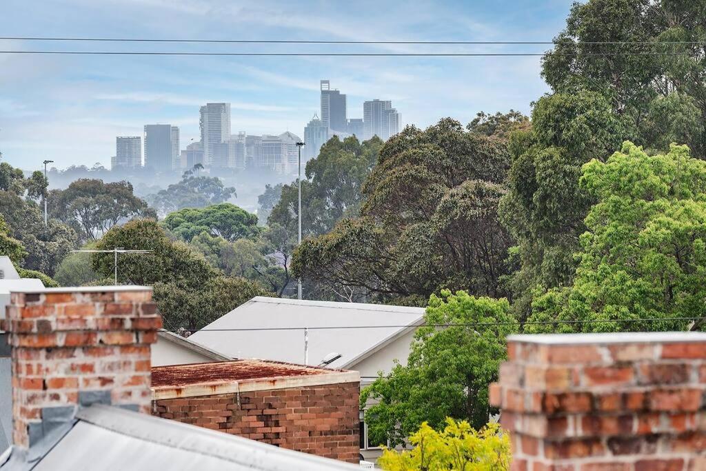 GLAD3 Gladesville Getaway Bright & Contemporary