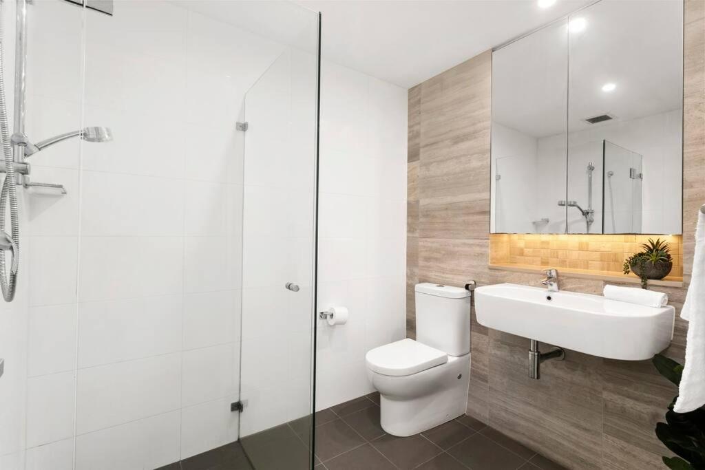 GLAD3 Gladesville Getaway Bright & Contemporary