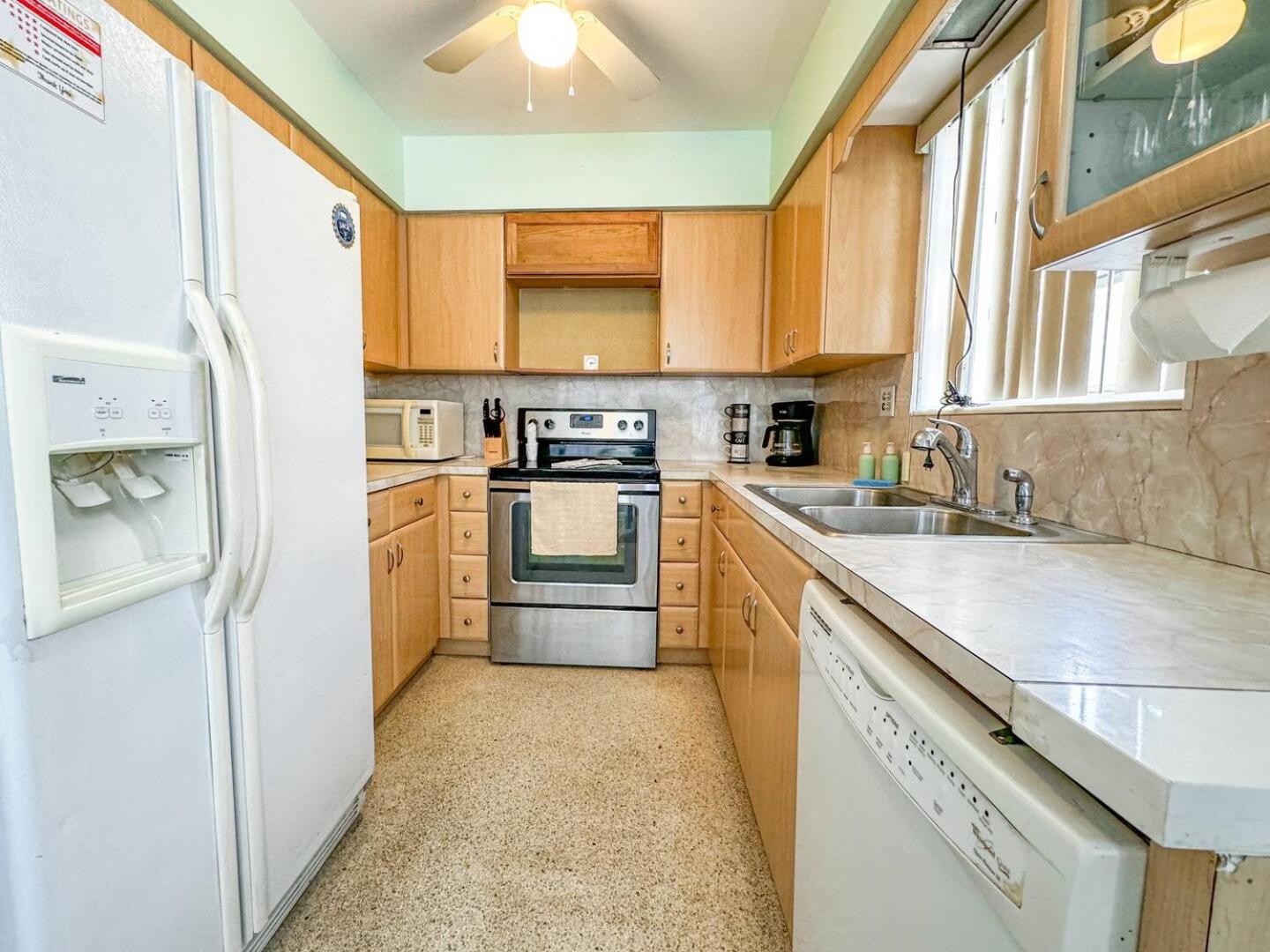 Beachside retreat 2 min walk to Beach Parking view 2