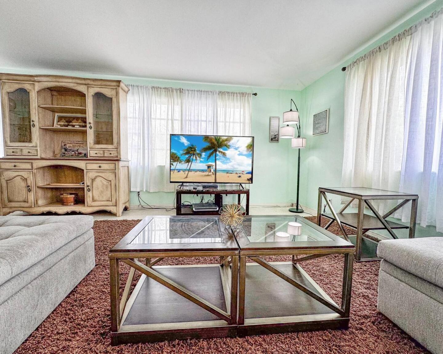 Beachside retreat 2 min walk to Beach Parking view 3