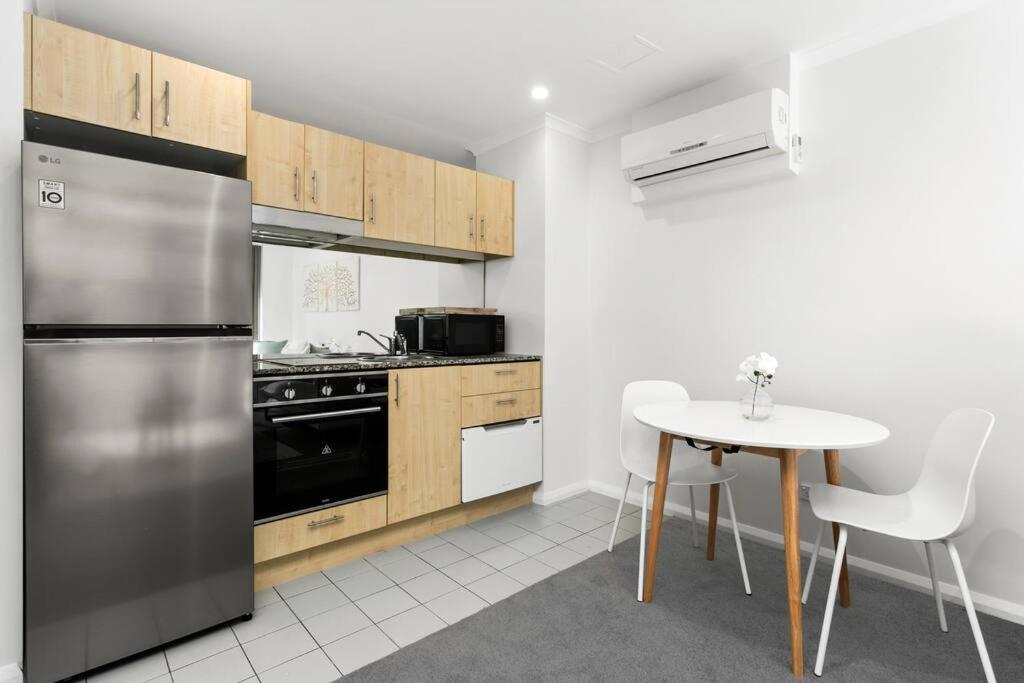 LN405 St Leonards Sophistication Spacious Studio