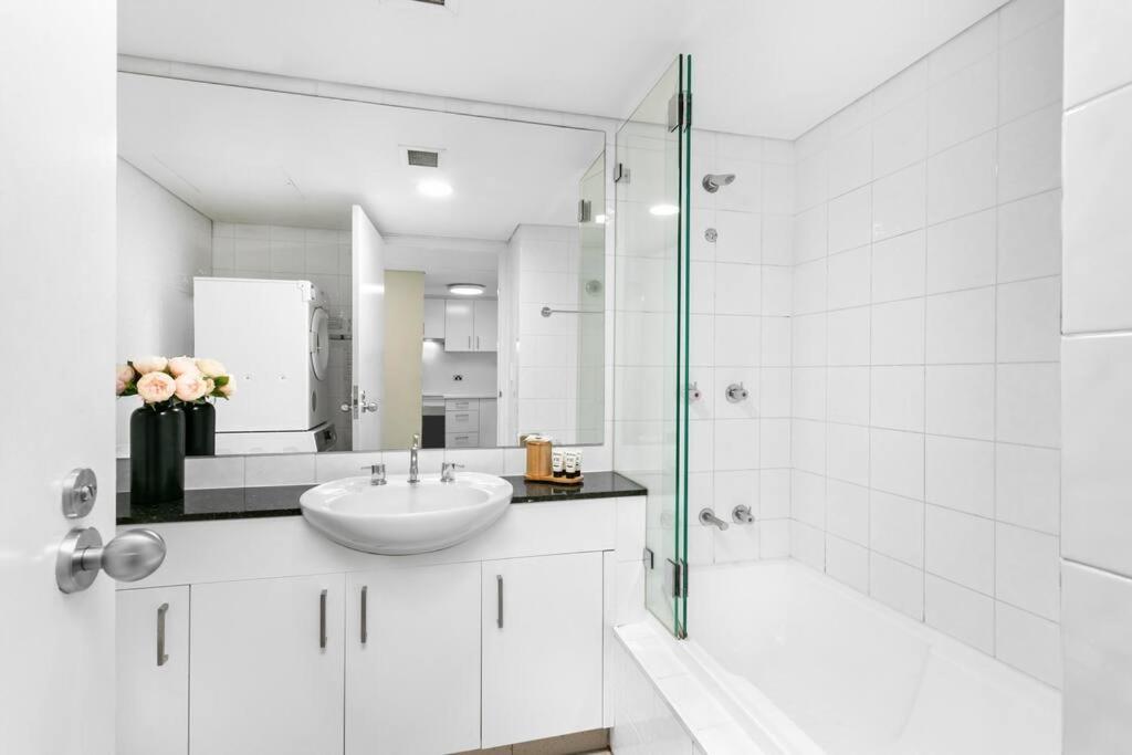 MAN54 -Manly Magic Waterfront Retreat with Gym & Sauna