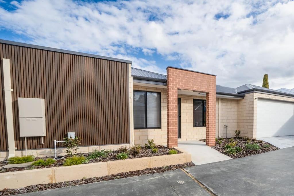 Convinient Cosy home with all around you!