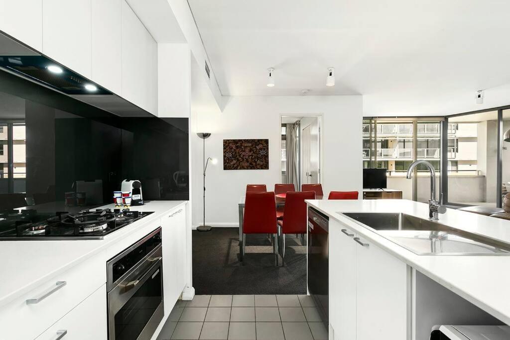 SHE35 - CBD Darling Harbour Views with Pool & Gym Access