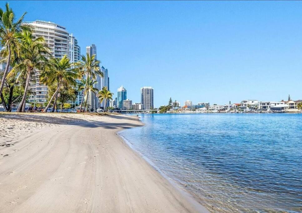 Gold Coast One-Bedroom Apt Walking to the Beach