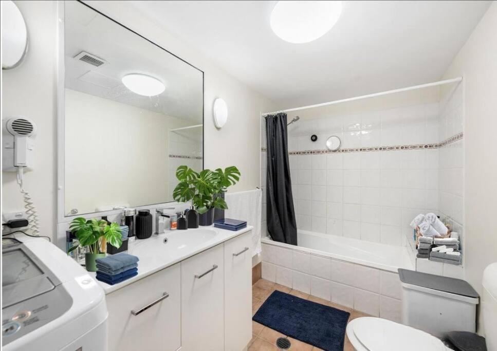 Gold Coast One-Bedroom Apt Walking to the Beach