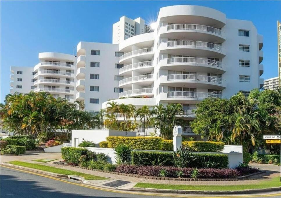 Gold Coast One-Bedroom Apt Walking to the Beach