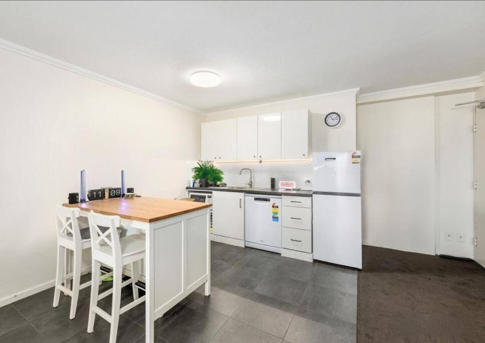 Gold Coast One-Bedroom Apt Walking to the Beach