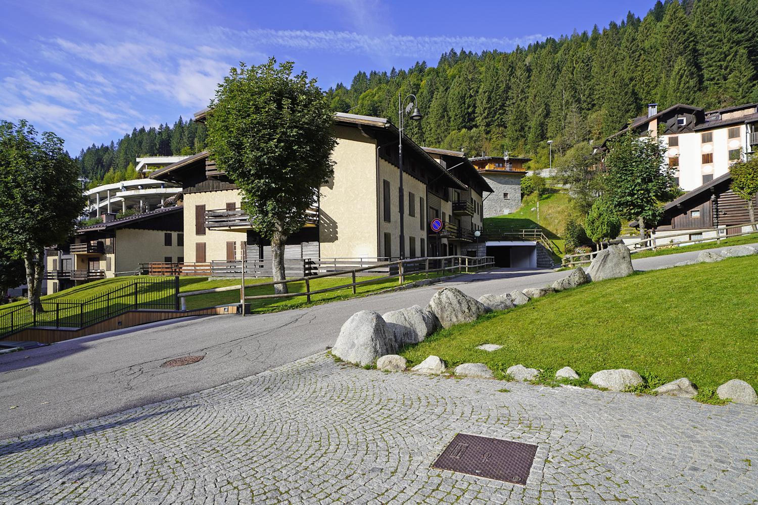 iFlat Campiglio Pra Rosat view 2
