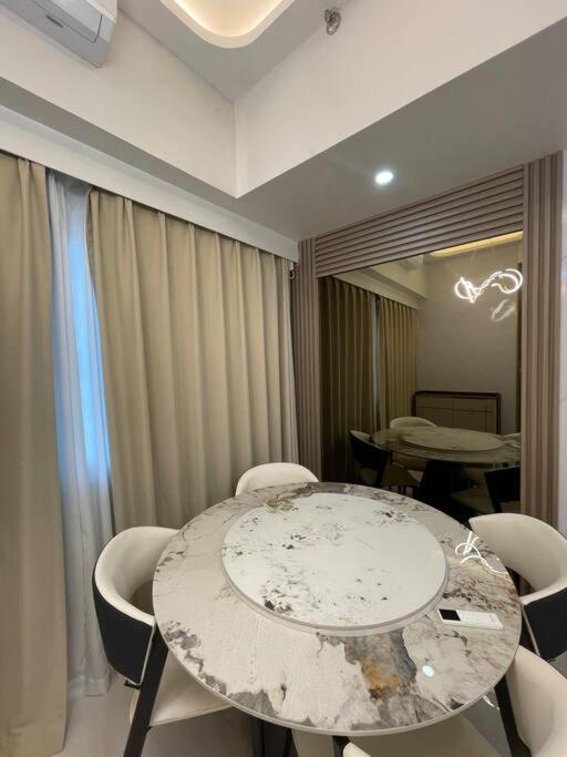 Luxurious 2BR in Uptown BGC view 4