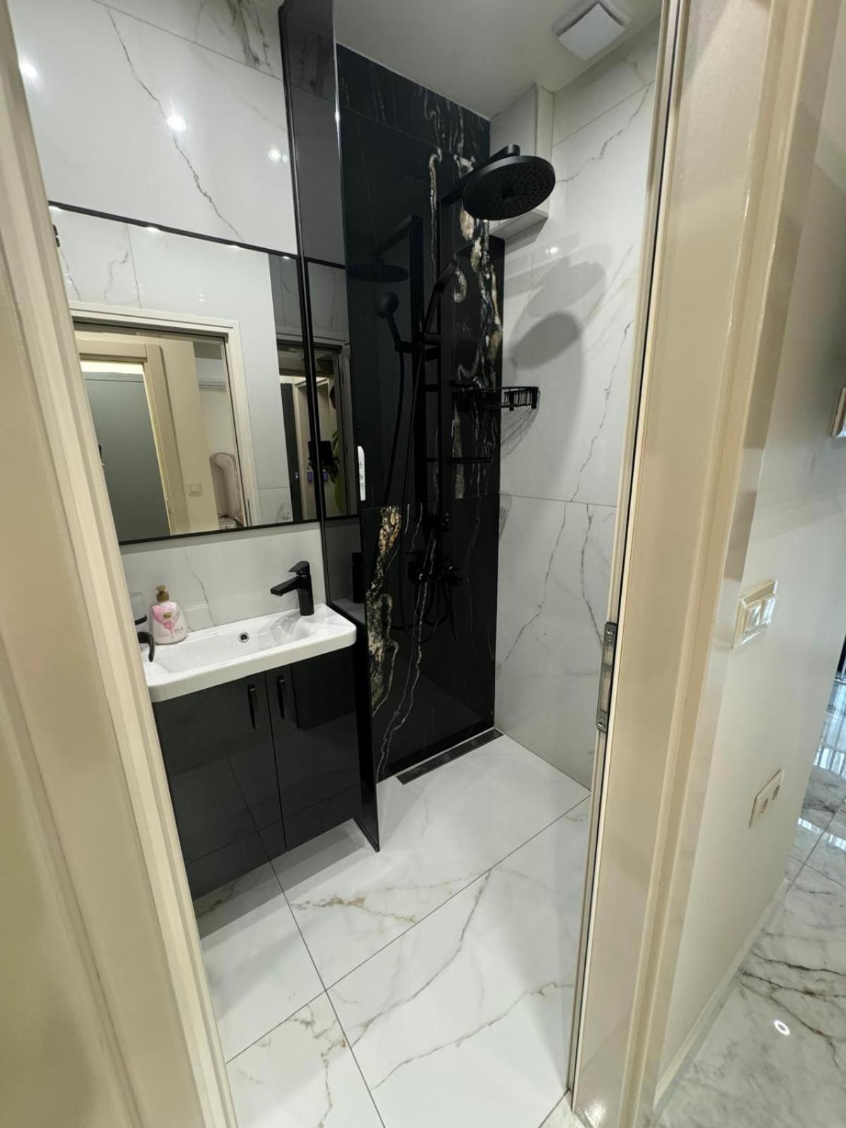 Luxurious House with Deluxe rooms & Free Secured Parking