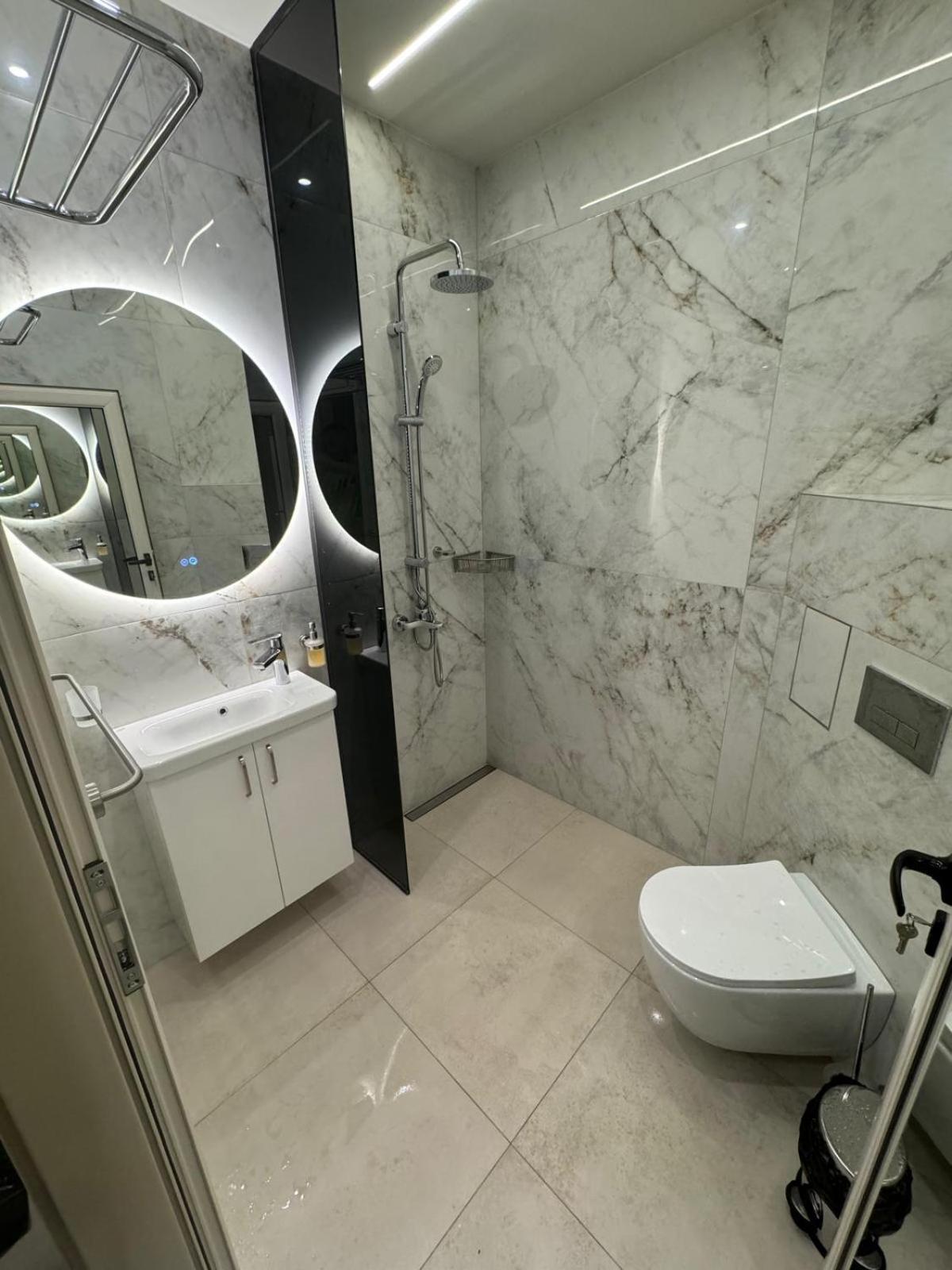 Luxurious House with Deluxe rooms & Free Secured Parking