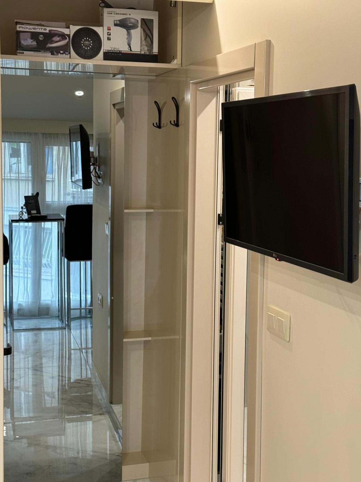 Luxurious House with Deluxe rooms & Free Secured Parking