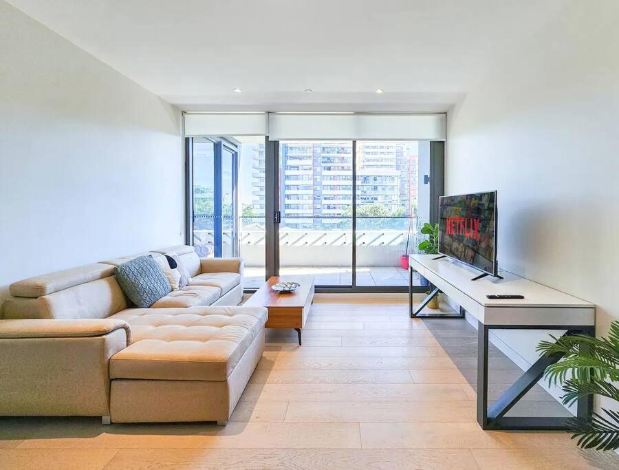 Walk To Shopping & University Premium Apartment