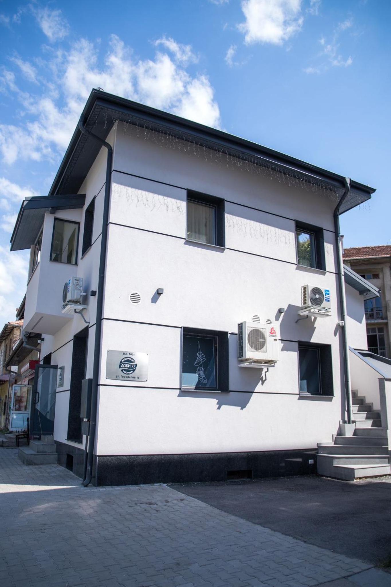 Luxurious House with Deluxe rooms & Free Secured Parking