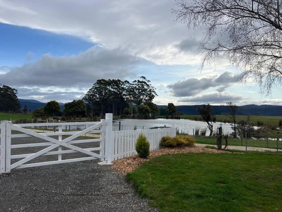 The Lake House, Highgrove- Quiet secluded comfort