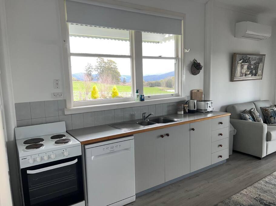 The Lake House, Highgrove- Quiet secluded comfort