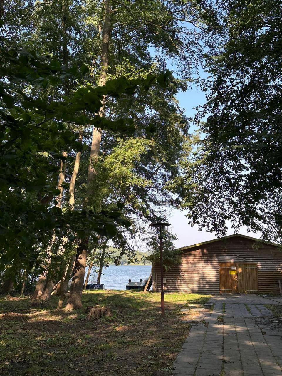 Paradiesufer am See