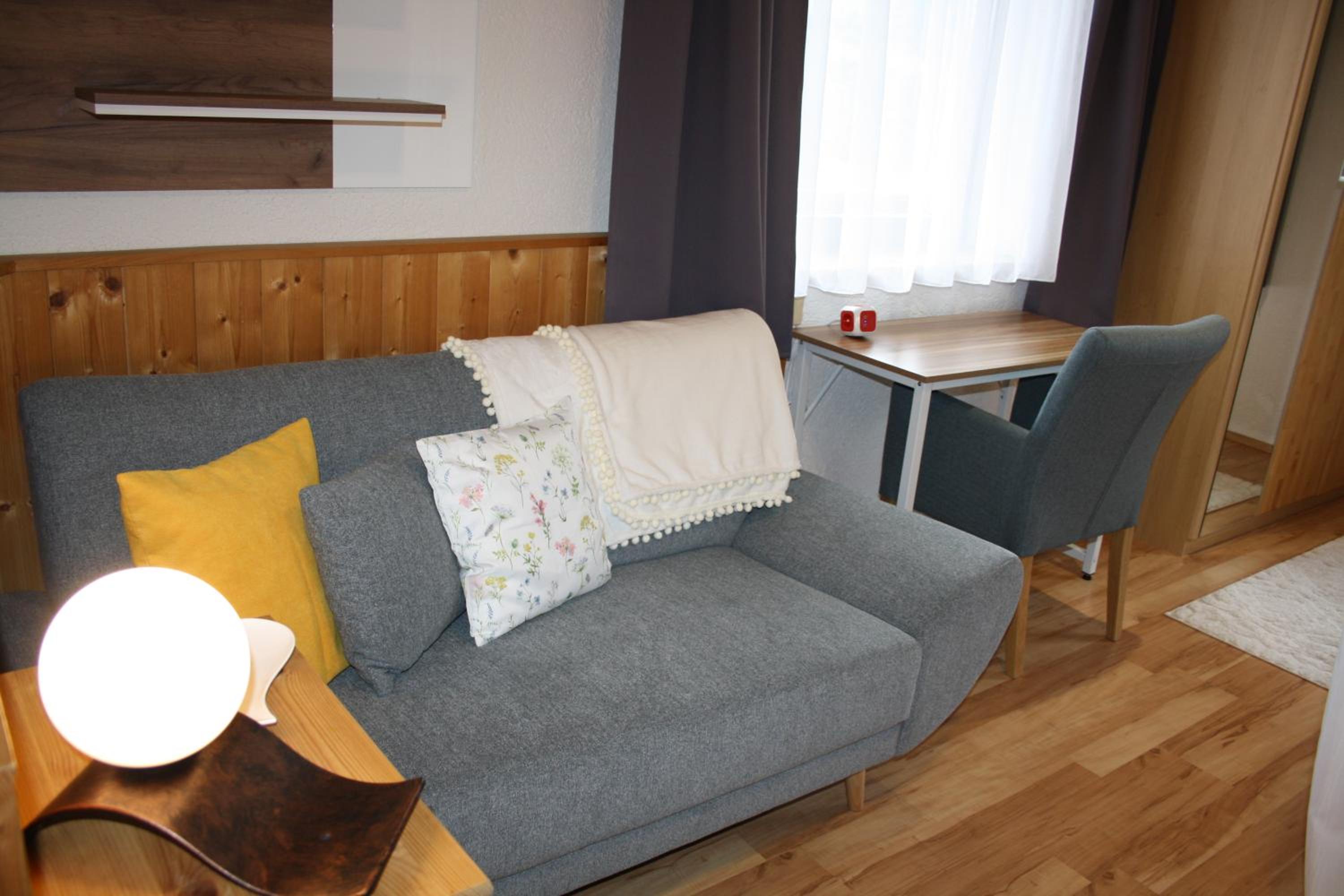 Ferienwohnung am Krausberghof mit Balkon und Parkplatz, Aufenthaltsraum mit Spielmöglichkeiten, Erholung- inmitten der Natur, 6 Fahrminuten zur Alpentherme