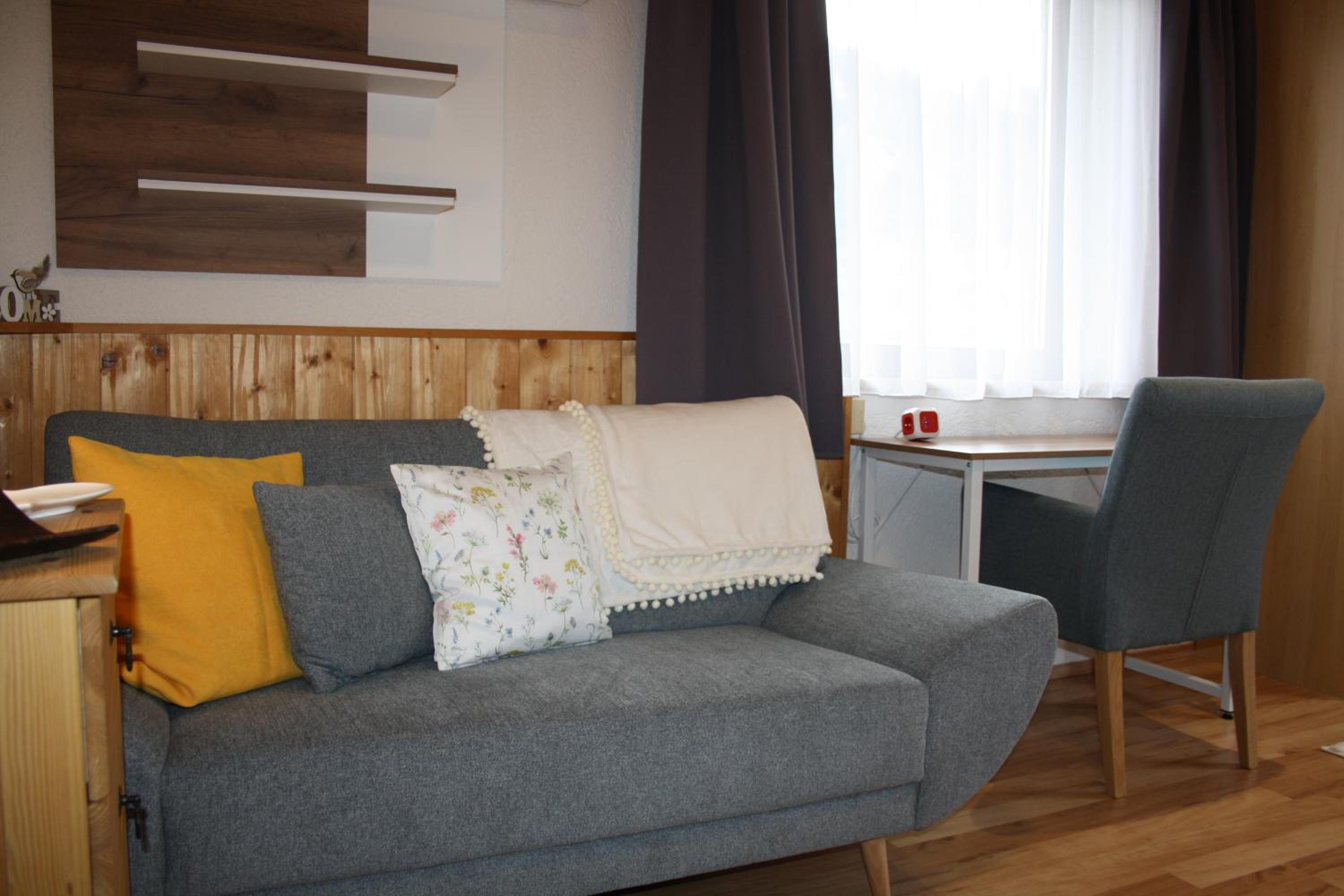 Ferienwohnung am Krausberghof mit Balkon und Parkplatz, Aufenthaltsraum mit Spielmöglichkeiten, Erholung- inmitten der Natur, 6 Fahrminuten zur Alpentherme