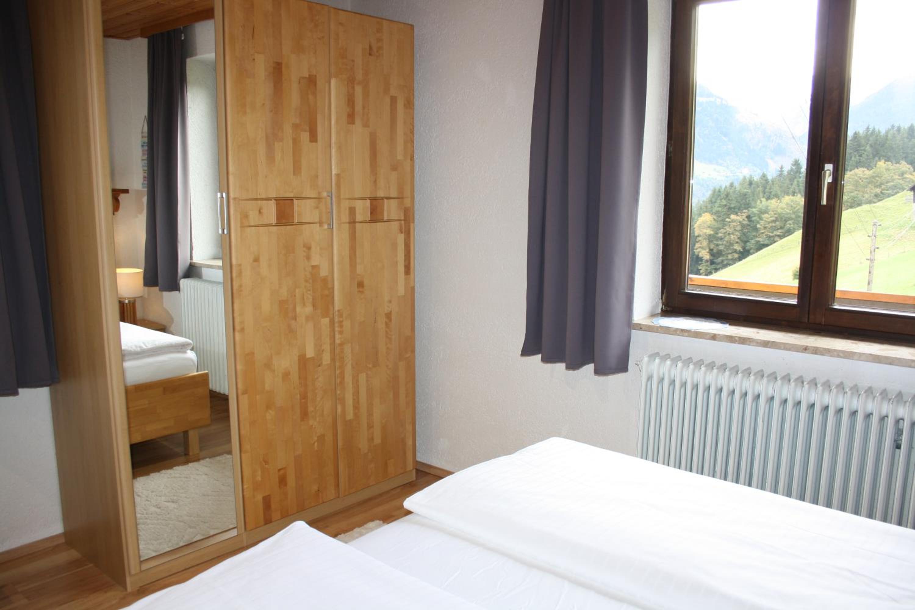 Ferienwohnung am Krausberghof mit Balkon und Parkplatz, Aufenthaltsraum mit Spielmöglichkeiten, Erholung- inmitten der Natur, 6 Fahrminuten zur Alpentherme