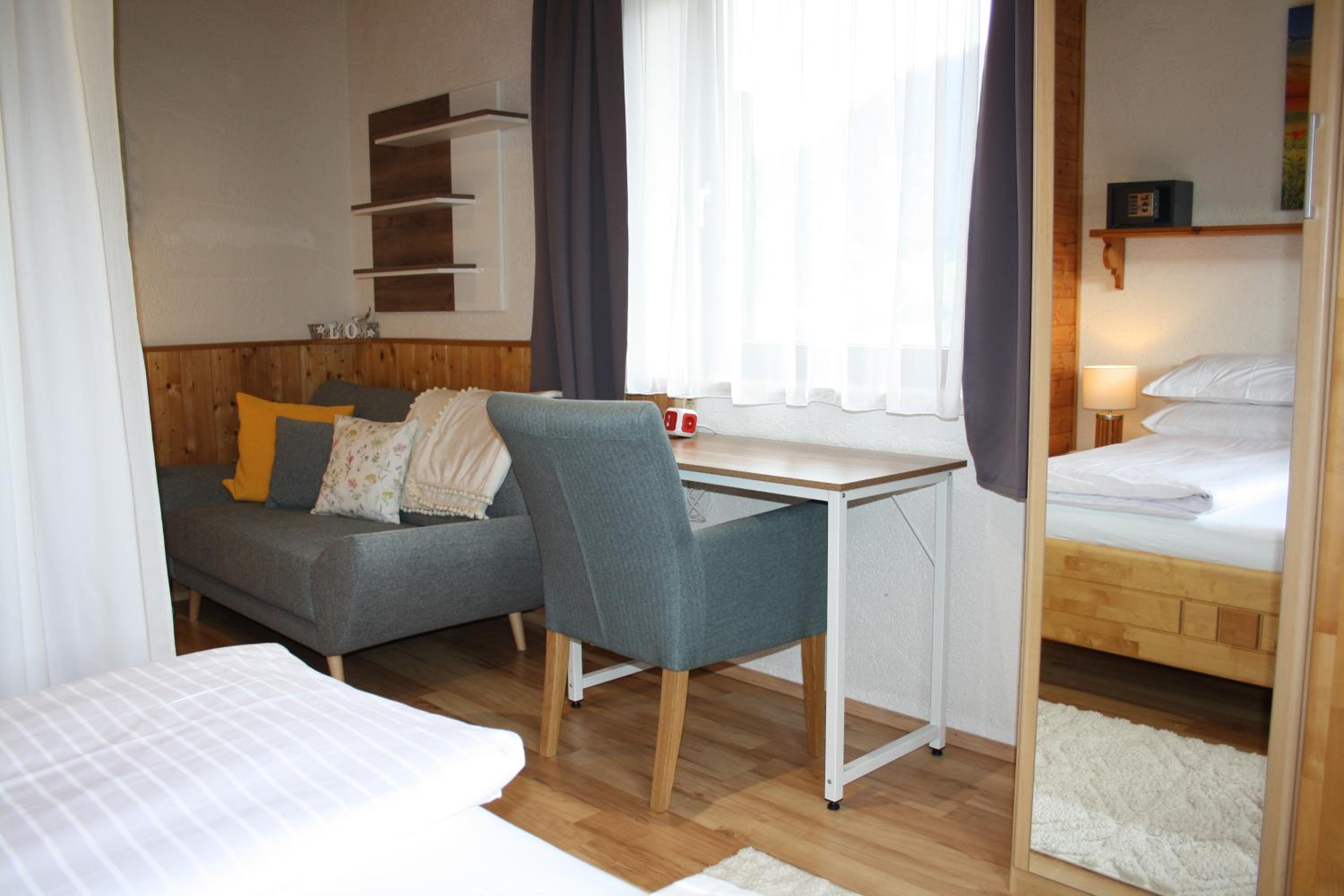Ferienwohnung am Krausberghof mit Balkon und Parkplatz, Aufenthaltsraum mit Spielmöglichkeiten, Erholung- inmitten der Natur, 6 Fahrminuten zur Alpentherme