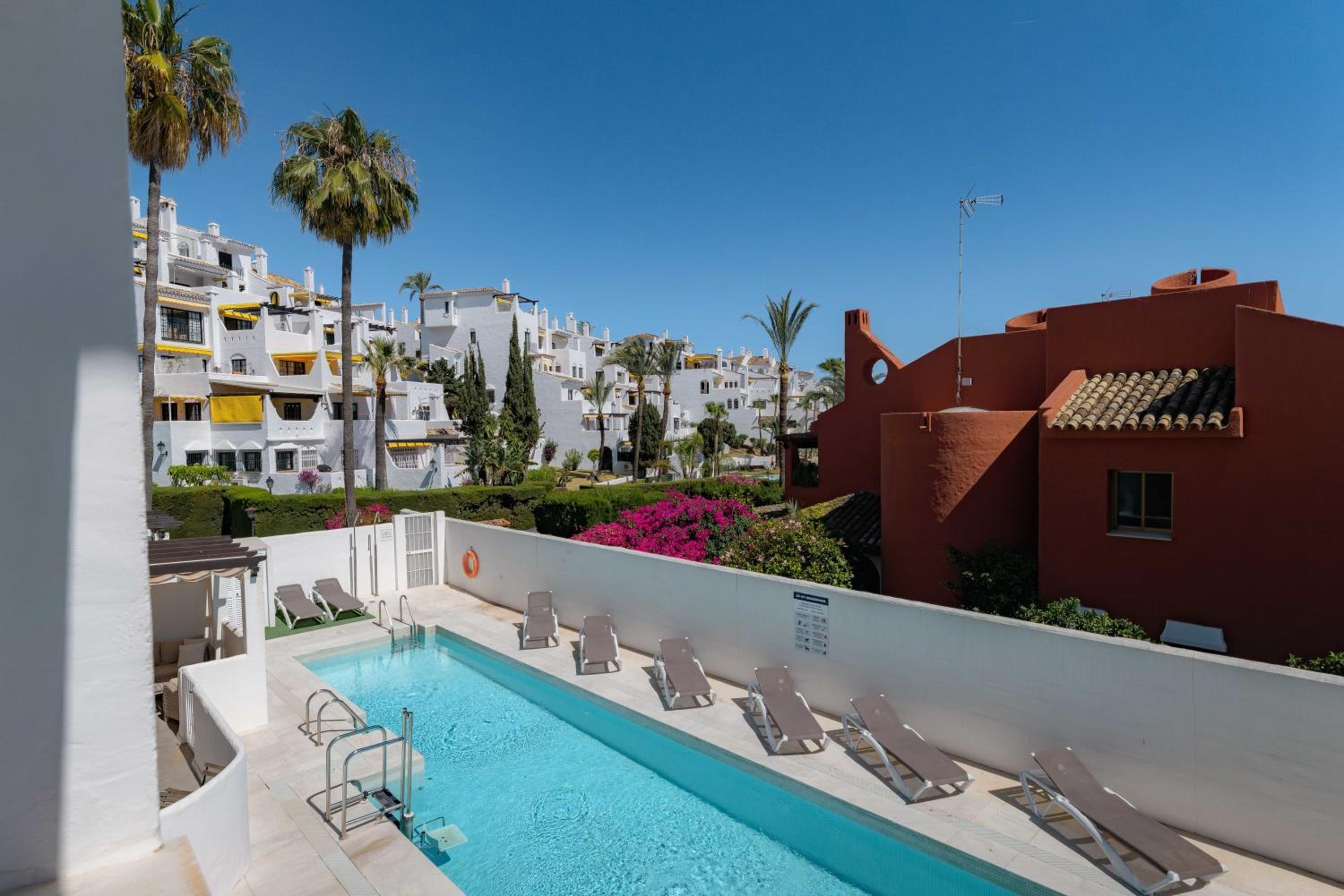 Ivy Pool Nueva Andalucia Bbq view 5