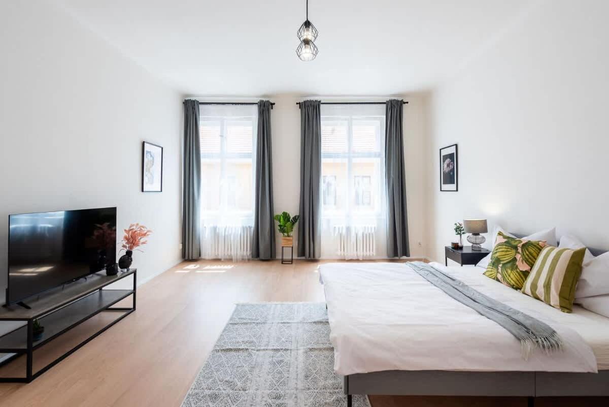 Unique Old Town 2BR Oasis with Sofa Bed