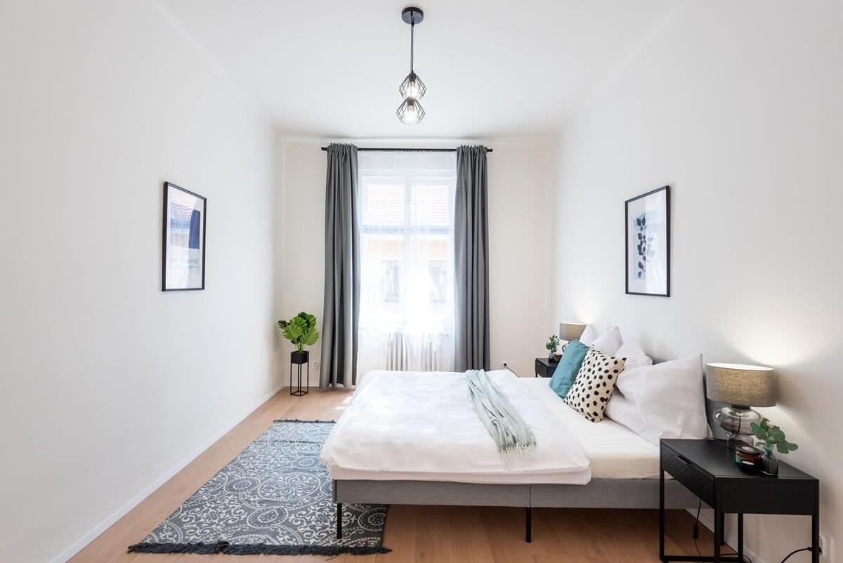 Unique Old Town 2BR Oasis with Sofa Bed