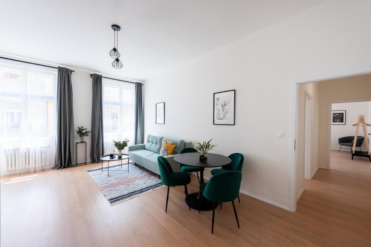 Unique Old Town 2BR Oasis with Sofa Bed