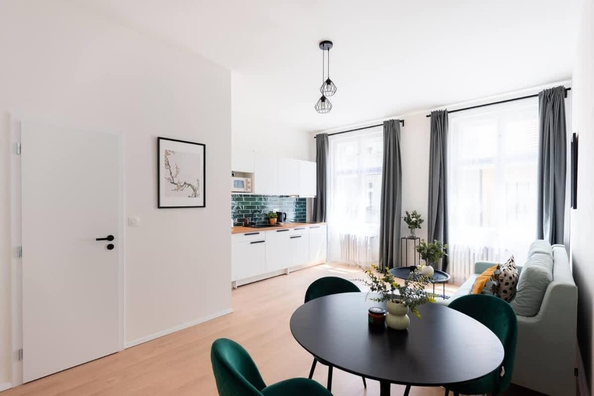 Unique Old Town 2BR Oasis with Sofa Bed