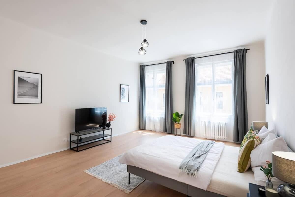 Unique Old Town 2BR Oasis with Sofa Bed