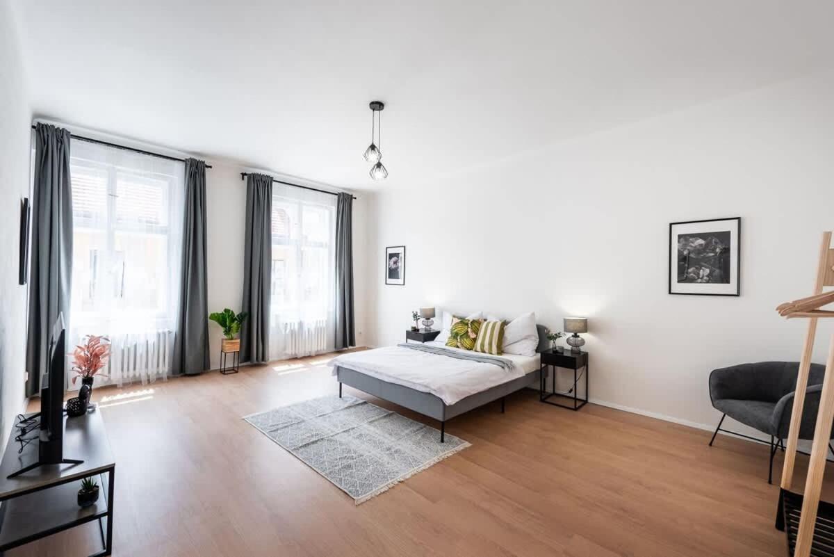 Unique Old Town 2BR Oasis with Sofa Bed