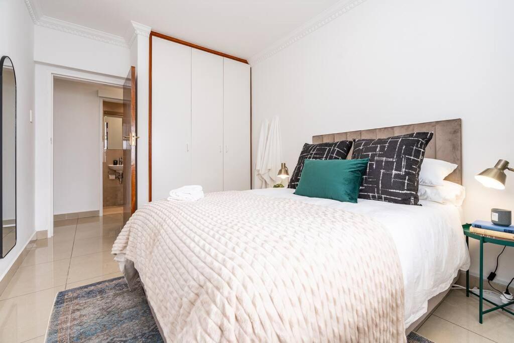 Stunning 3 Bedroom Beachfront Apartment with Parking