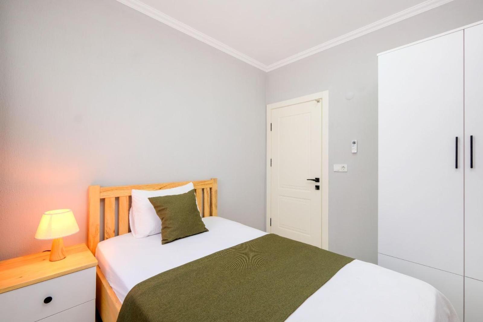 RoomBNB Suit