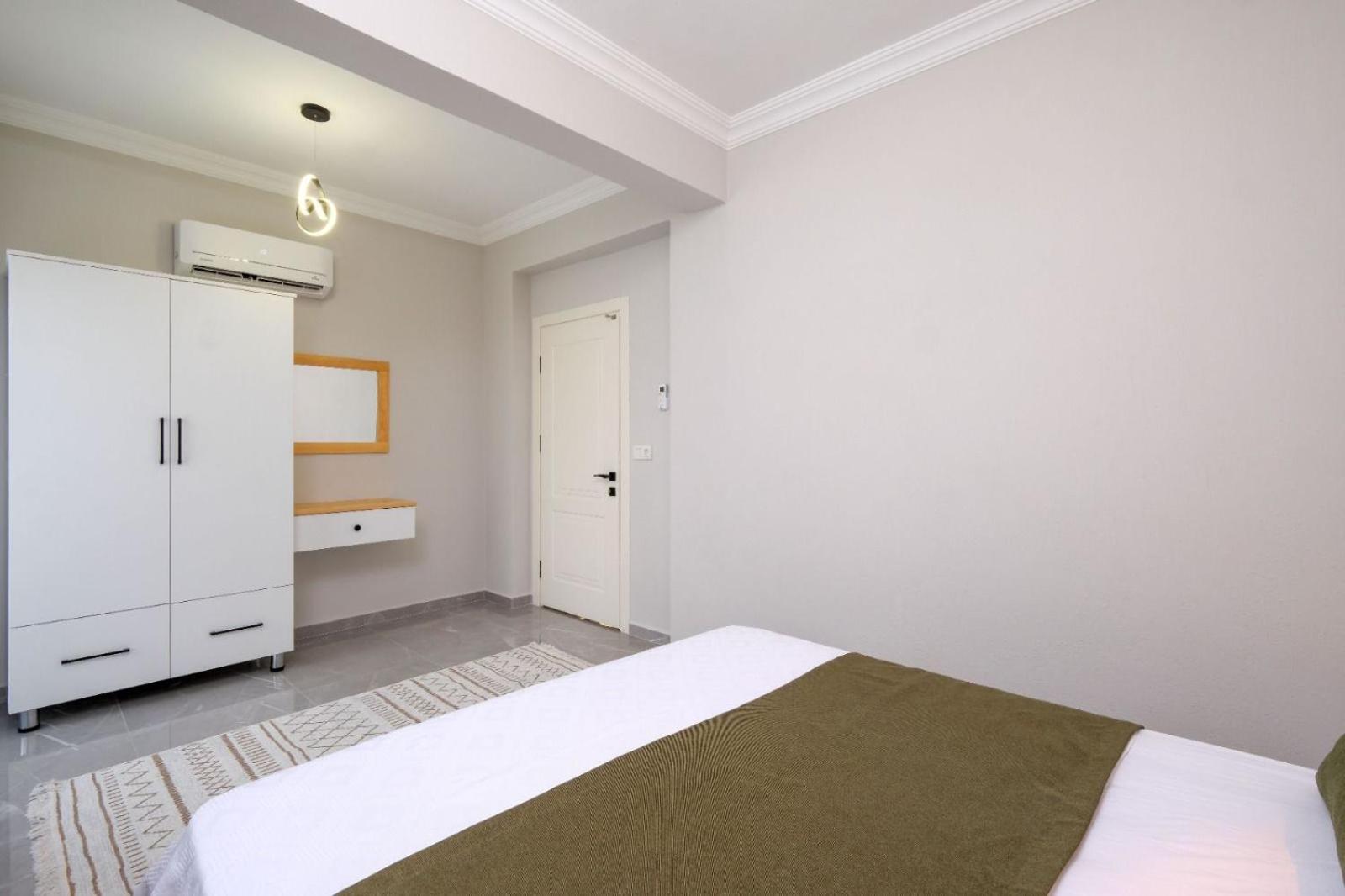 RoomBNB Suit