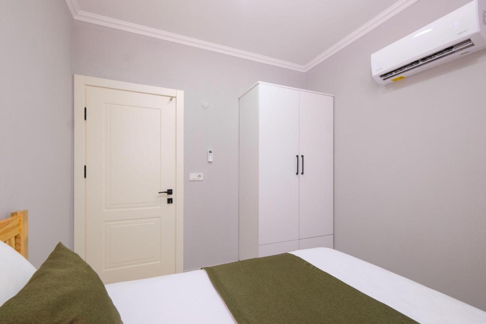 RoomBNB Suit