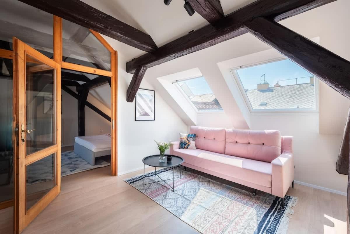 Wonderful Romantic Old Town Apt