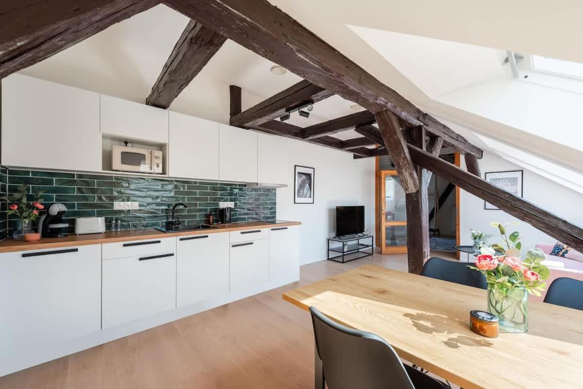Wonderful Romantic Old Town Apt