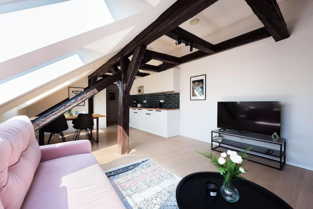 Wonderful Romantic Old Town Apt