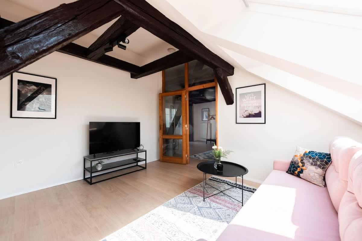 Wonderful Romantic Old Town Apt