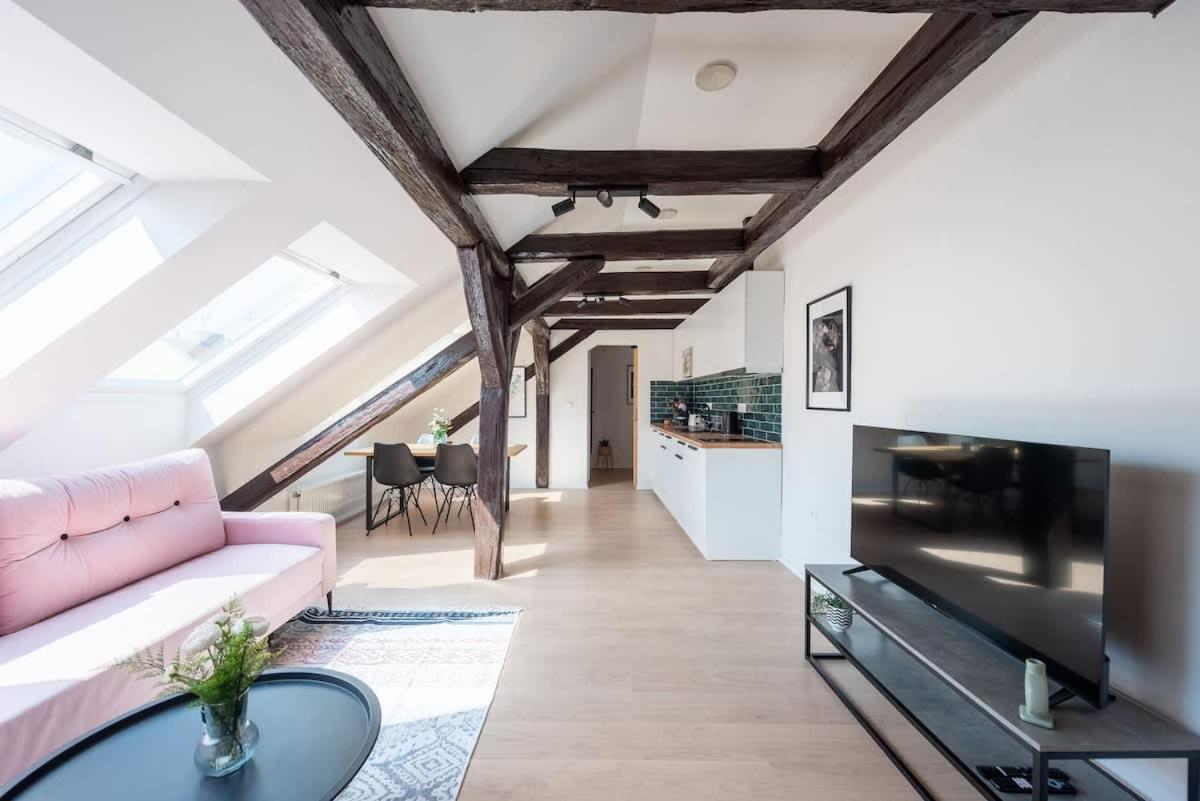 Wonderful Romantic Old Town Apt